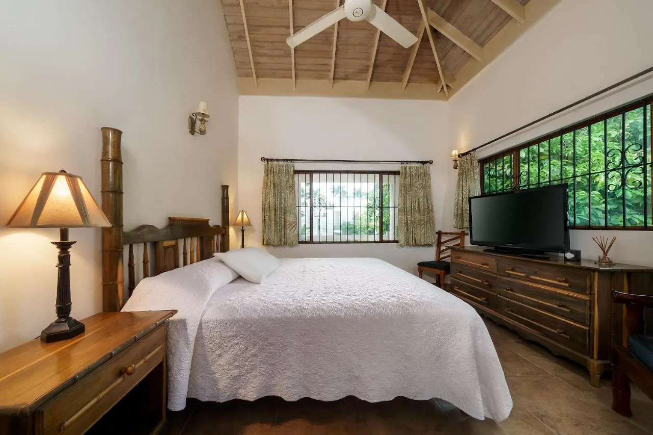 Hotel Beach House Condos, Negril