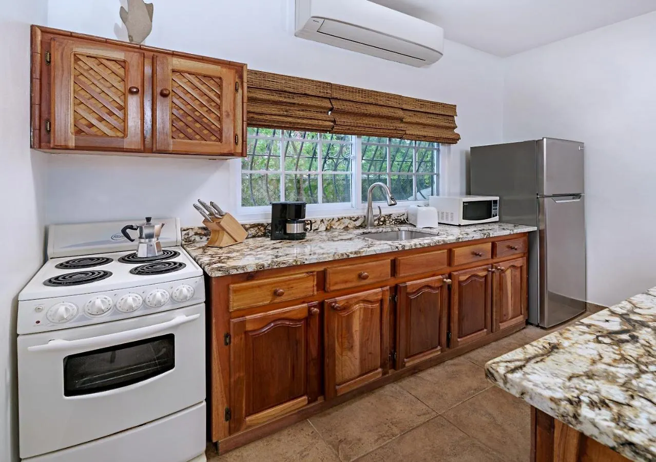 Beach House Condos, Negril 3*,